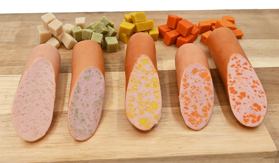 Verschiedene Würste mit bunten Einlagen.