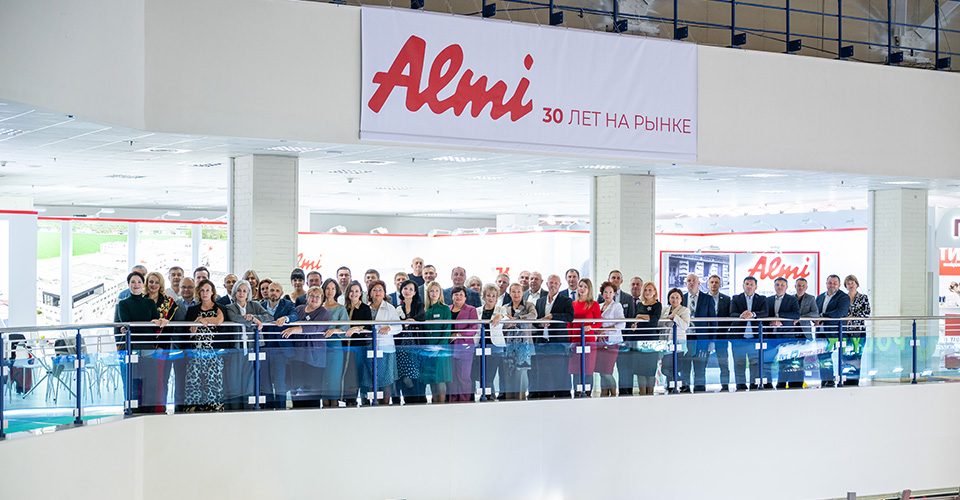 Gruppenbild von Almi Mitarbeitern auf einer Messe in Russland.
